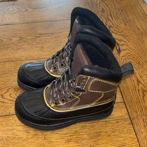 Boy’s snow boots size 12